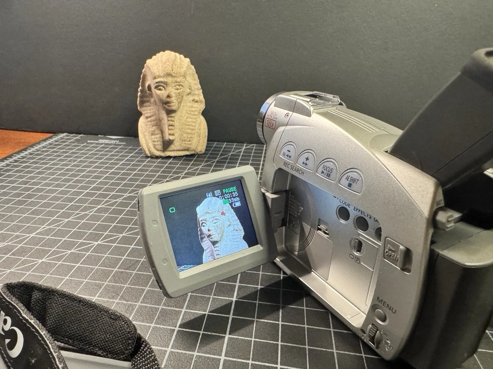 Canon ZR80 & ZR60 w/ Case, 2 Batteries, Charger, Cassette Lot 2 CAMERAS BUNDLE - Image 4 of 4