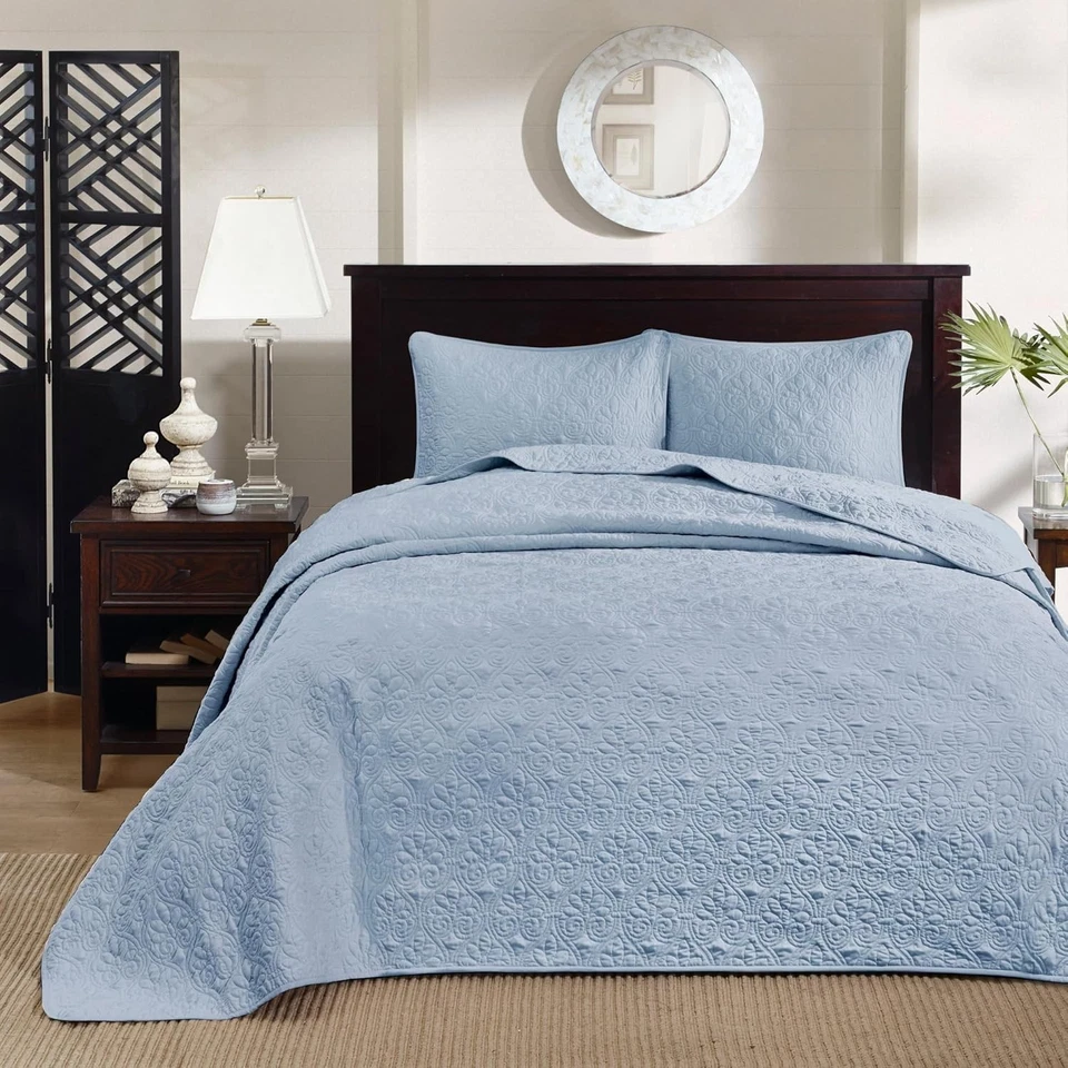 Elegant Quebec Reversible Quilt Set for Queen Beds - Damask Design in Blue - Image 3 of 4