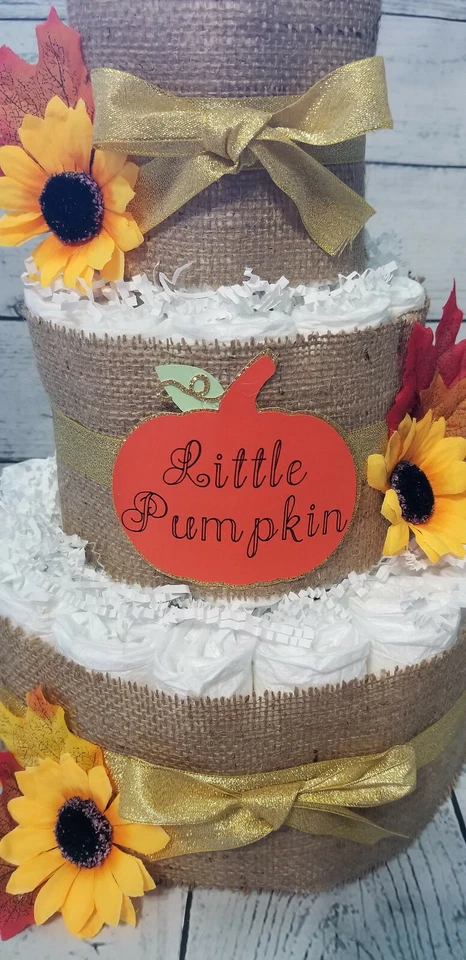 Pastel de pañales de 3 niveles - pequeña arpillera de calabaza y dorado - baby shower temático de otoño Foto 3 de 4