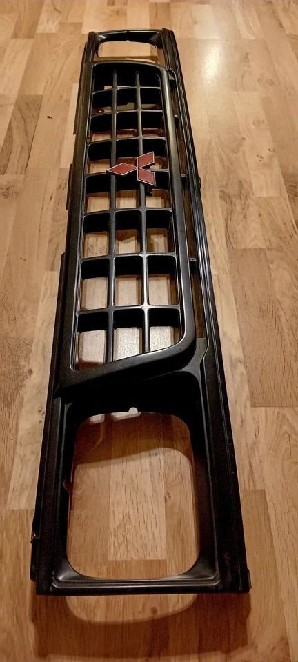 1990 - 1992 三菱 Mighty Max 原始设备制造商老式格栅 — 第 2/4 张图片