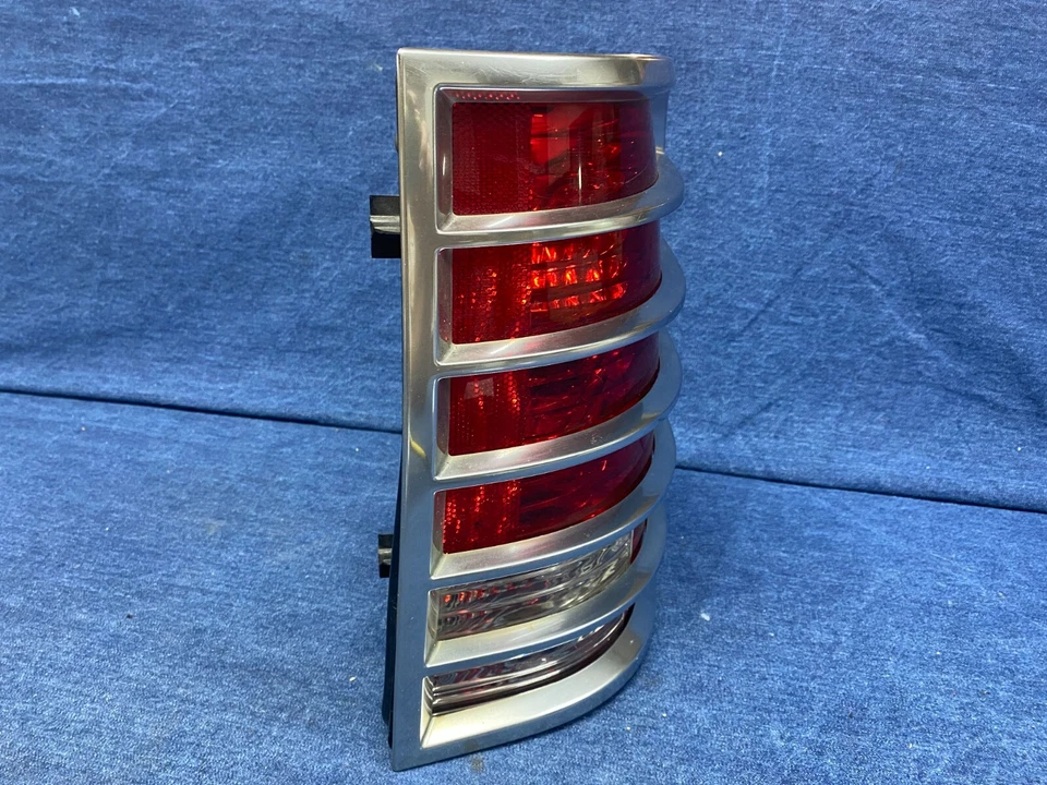 Lámpara de luz trasera derecha Mercury Mountaineer 2002 2003 2004 2005 OEM BONITA cromada #2 Foto 2 de 4