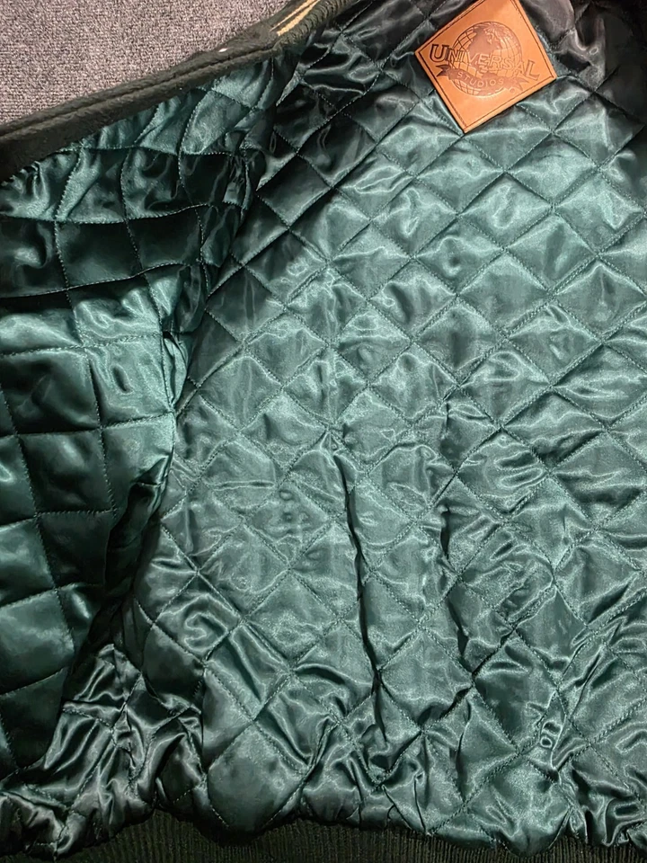 Chaqueta BOMBARDERA DE CUERO LANA VERDE UNIVERSITARIA UNIVERSAL PICTURES STUDIO MEDIANA DE COLECCIÓN Foto 4 de 4