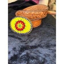 VINTAGE UNISEX WESTERN TOOLED LEATHER BELT W/ YELLOW NATIVE BEADED BUCKLE 30