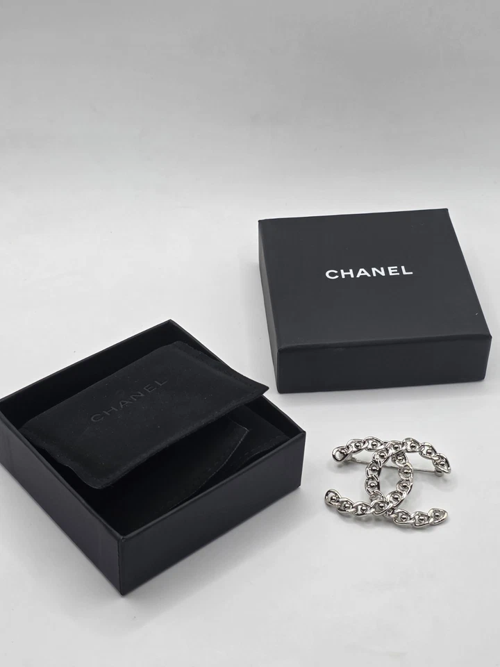 AUTÉNTICO NUEVO Broche Chanel Plateado 2022 CC Cadena Eslabón Foto 2 de 4