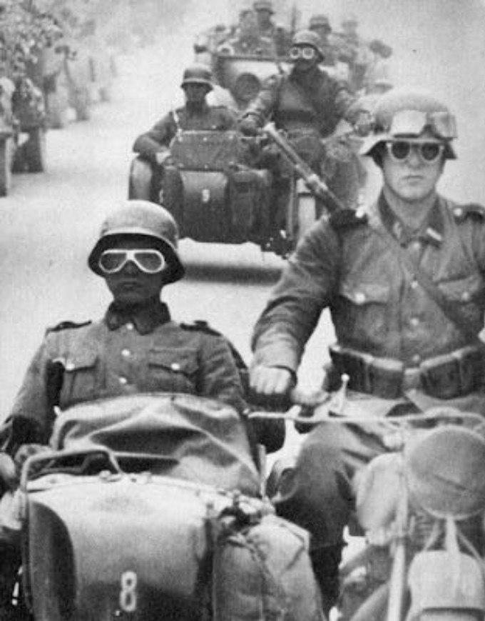 Produktbild von Oldtimer Stahlhelm Mit Fliegerbrille – Kunststoff, Matt Schwarz, Größe L