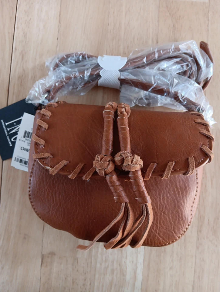 Inc International Concepts Callie Bolso de Sillín Borla de Cuero Sintético, Bandolera NUEVO Foto 3 de 4