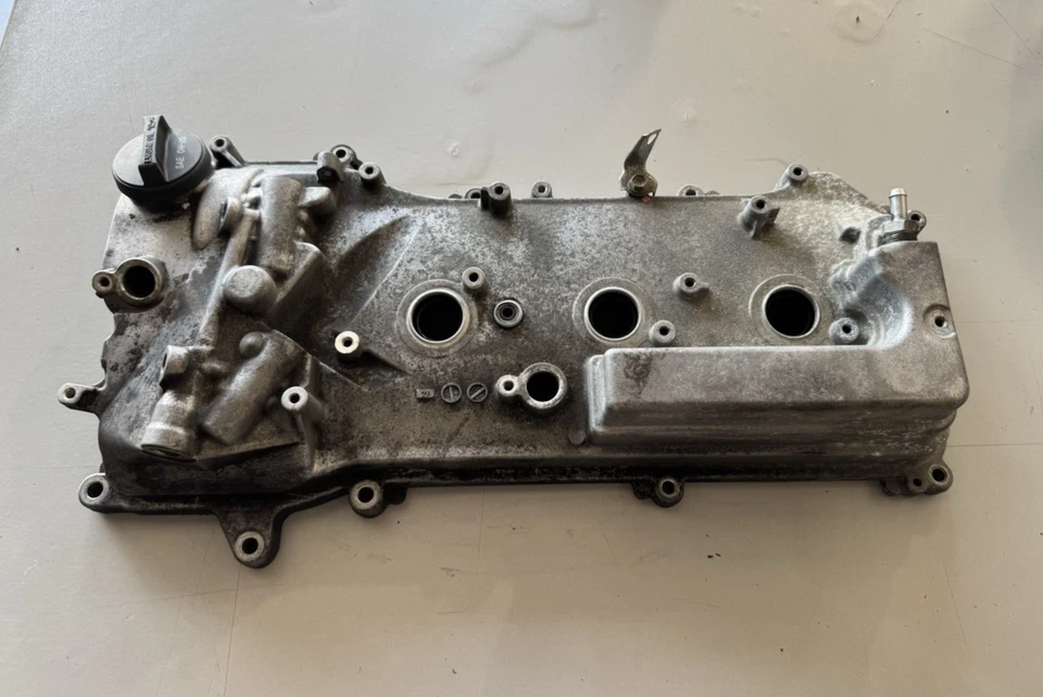 2015 TOYOTA SIENNA 3.5 LEFT VALVE COVER DRIVER SIDE SLUDGE BUILDUP GENUINE OEM - Image 2 of 4