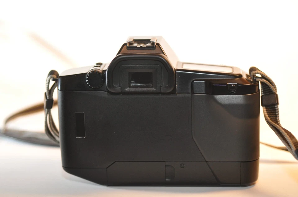 Canon EOS 650 35mm FILM SLR Analog camera body GR-30 Grip battery TESTED working - Image 2 of 4