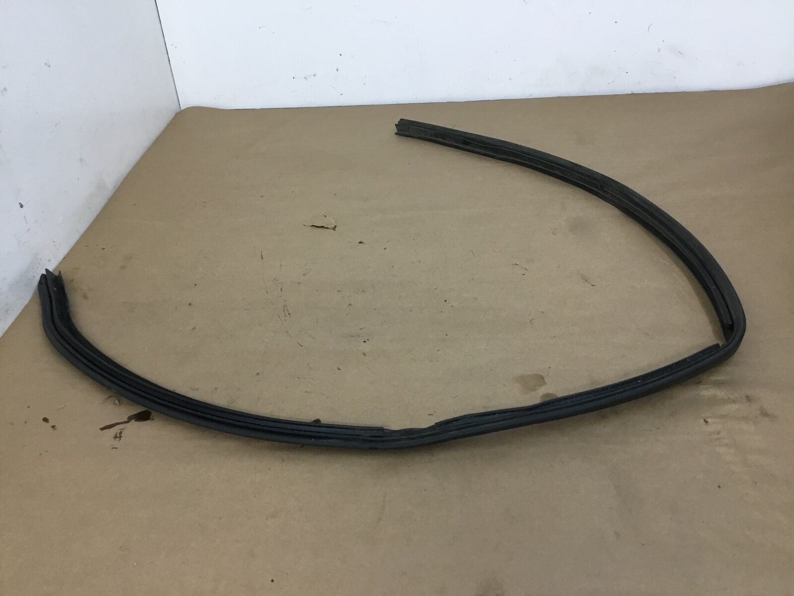 Aston Martin DB9 2013-2016 FRONT+LEFT Weatherstrip
