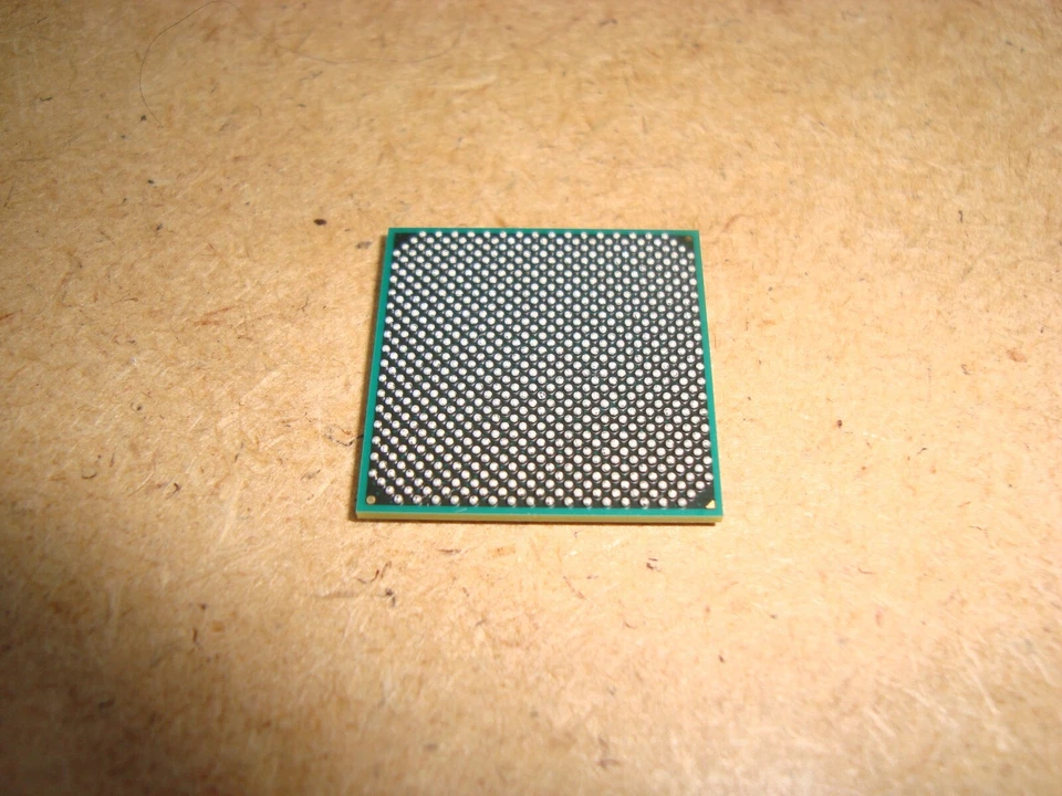 Intel SLJ36 - Intel Atom E620T 1 Core 600MHz - BGA676 - - Immagine 3 di 4