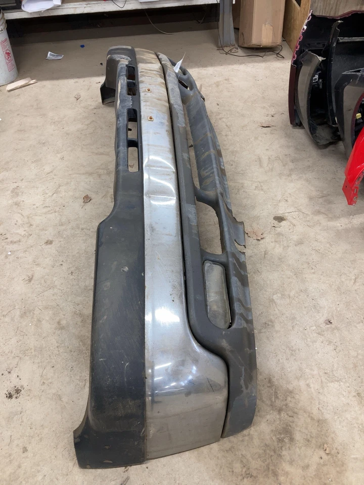 01 CHEVY SILVERADO 2500 Front Bumper With Rebar Rebar Is Rusty Foto 3 de 4