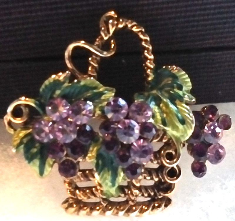 VINTAGE SMALL GOLD TONE BROOCH WITH VARYING SHADES OF AMYTHEST RHINESTONES