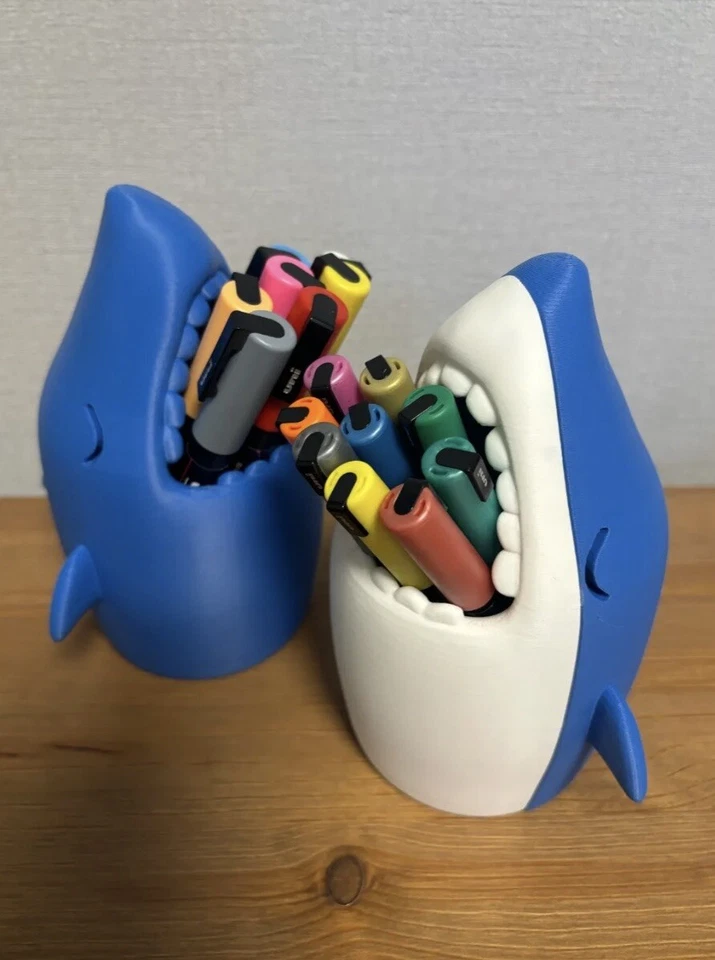 Soporte para bolígrafo Shark - Organizador de escritorio impreso en 3D - Mensaje para el color deseado Foto 3 de 3