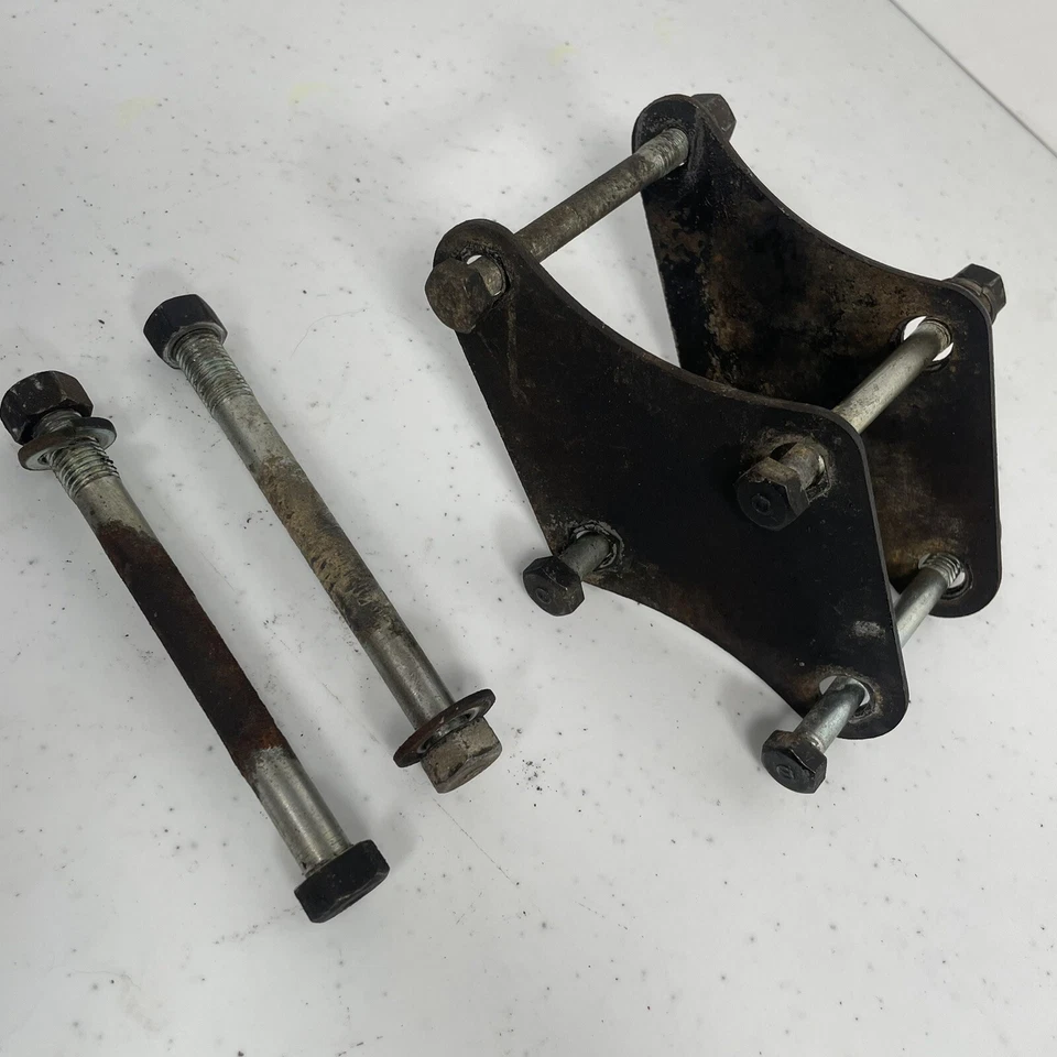 SOPORTE Y PERNOS MONTAJE MOTOR DELANTERO ORIGINAL HONDA CB200 CB200T 74 75 76 Foto 3 de 3