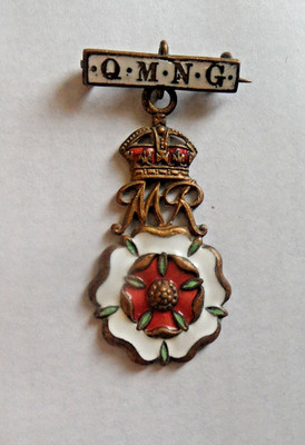 Erster Weltkrieg Q.M.N.G. (QUEEN MARY NEEDLEWORK GUILD) Emaille Pin Anstecker.