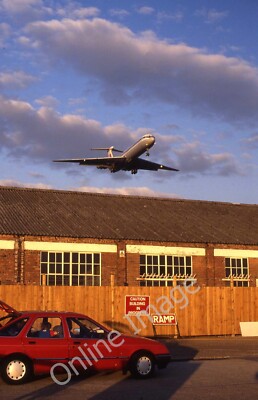 Photo 6x4 Plane landing at Heathrow Airport Cranford/TQ1076  c1990