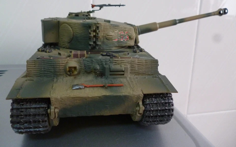 MAQUETA CONSTRUIDA Y PINTADA ESCALA 1/35 DEL TANQUE ALEMAN TIGER I LATE VERSION - Imagen 2 de 4