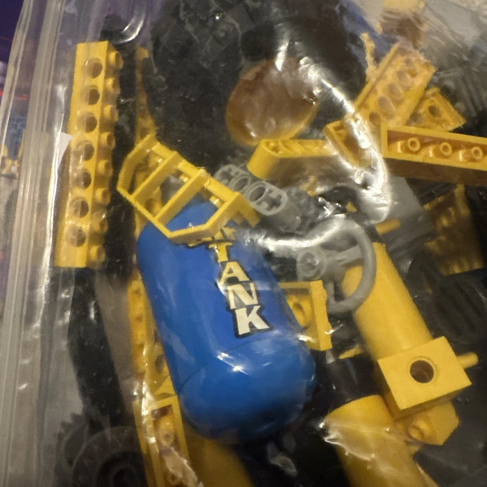 LEGO Technic 8459 Pneumatic Front-End Loader, photo 3 of 5