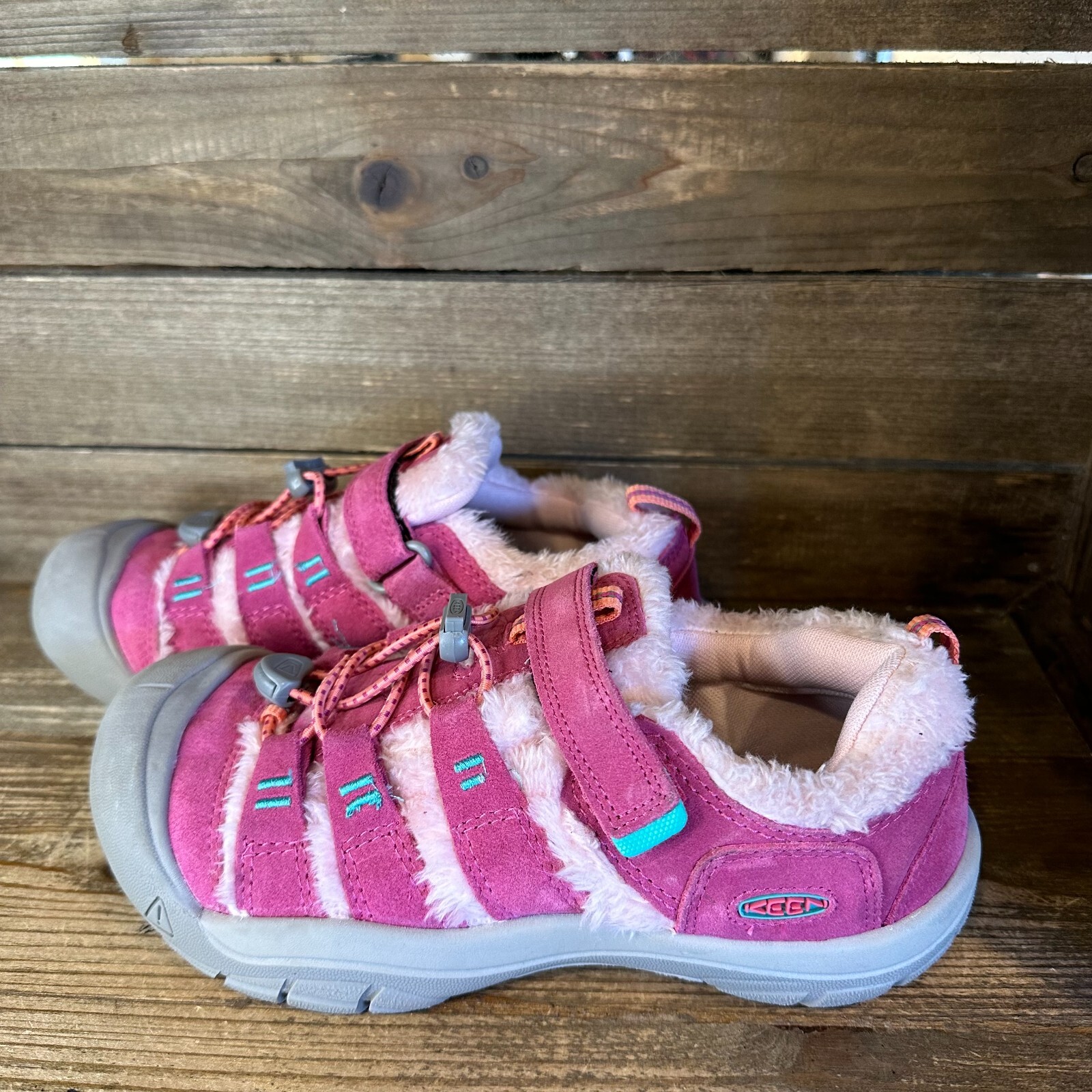 Nuove scarpe outdoor grandi per bambini Keen Newport rosa scamosciate con pelliccia taglia 5 anni