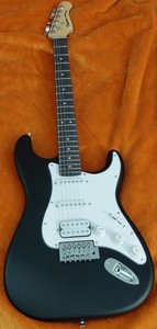 Strat copy, nero, HSS, leggerissimo, ottimo giocatore! Cnd come nuovo, non un solo difetto!!!