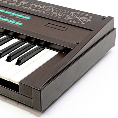Yamaha DX7 FM Synth Keyboard – Crystal Bells, Punchy Basses, and