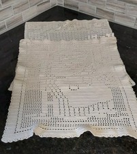 Due centrini rettangolari all'uncinetto nonna maglia e fiori da tavolo