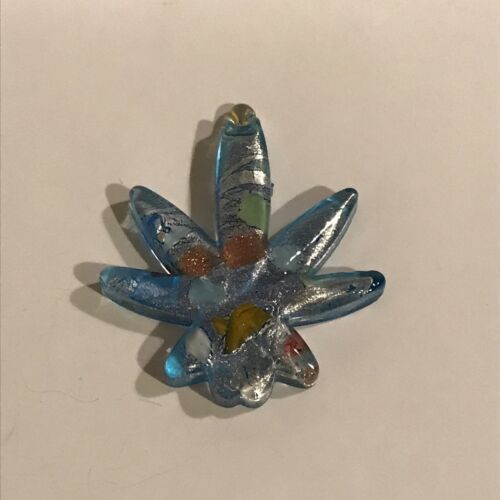 Pendentif feuille de verre pot de marijuana bleue fabriqué à la main aux États-Unis - Photo 1/5
