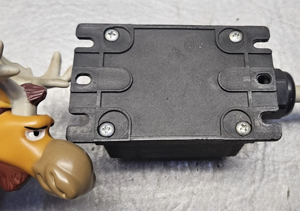 Balluf Passive Distribution Blocks M8 8 Ports 3-pin Lot of 5 - Image 4 of 4