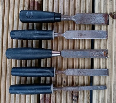 Konvolut x5 Meißel schwarz Kunststoffgriff - Breiten 25 mm x1 20 mm x2 15 mm x1 10 mm x1