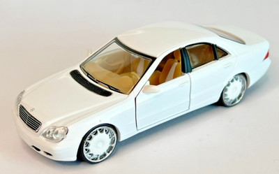 Malibu International 1:43 Scale 1998 Mercedes Benz S Class/W220 - White