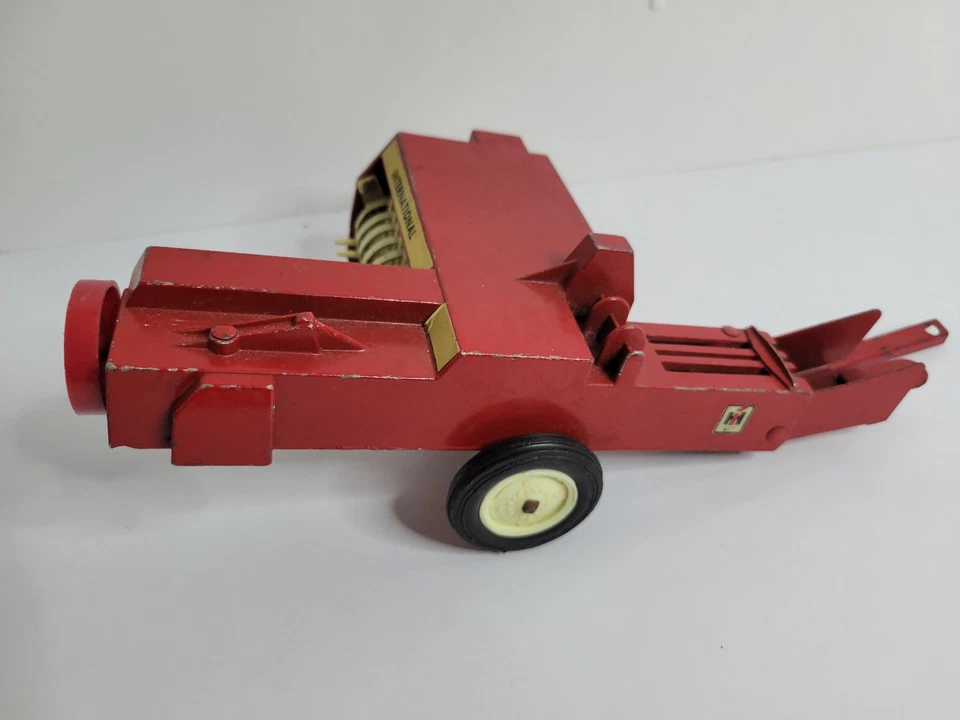 1/16 Ertl  International Harvester Hay Baler Red Tractor Implement Vintage - Image 2 of 4