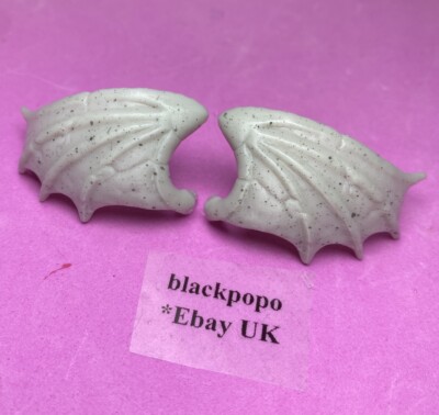 MONSTER HIGH Rochelle Goyle Puppe Paar Flügel Zubehör Ersatzteile Lesen