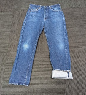 Jeans de mezclilla vintage Levis 501 con ribete rojo 35x34