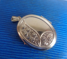 Gold Floral Pendant Locket 9ct hallmark  2004   complete with covers