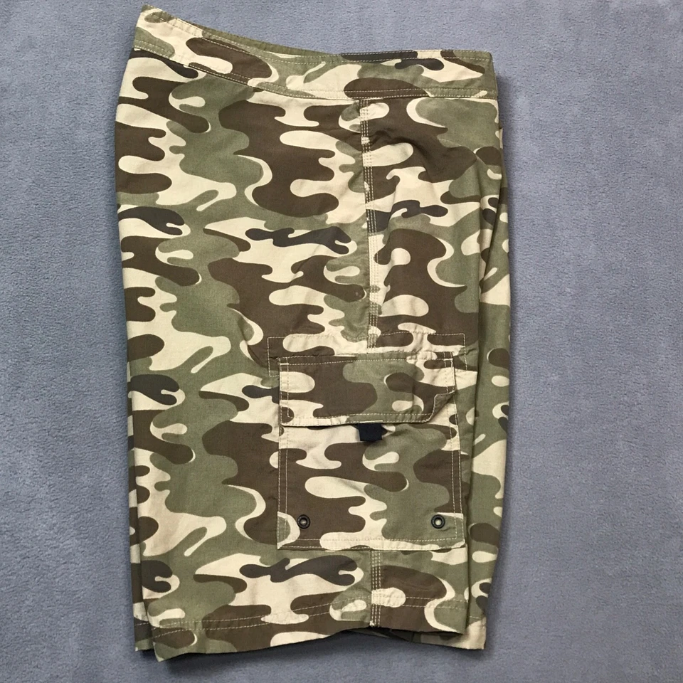 Tommy Hilfiger Camo Board Shorts Mens Medium Hybrid Shorts Swim Boat Fish 9" - Image 2 of 4