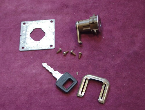 Bloqueo y acceso para camioneta Volvo 240. Panel de piso de carga en la parte trasera. - Imagen 2 de 4