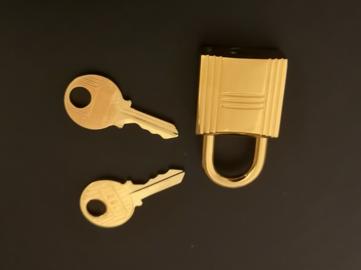 Charm Porte-clés Cadenas Hermès - Couleur Or, Modèle M75827974937HA, Occasion Excellent état