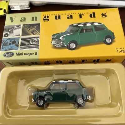 VANGUARDS MORRIS MINI COOPER S. GRÜN/kariertes Dach.VA02511