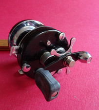 A GOOD TO VERY GOOD VINTAGE ABU AMBASSADEUR 5000C MULTIPLIER REEL