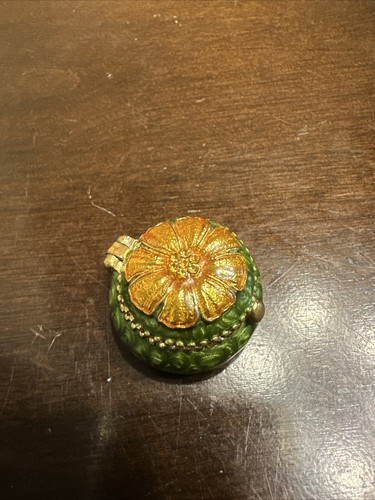 Vintage enameled metal hinged box with magnetic closure. Green Yellow Flower - Picture 2 of 12
