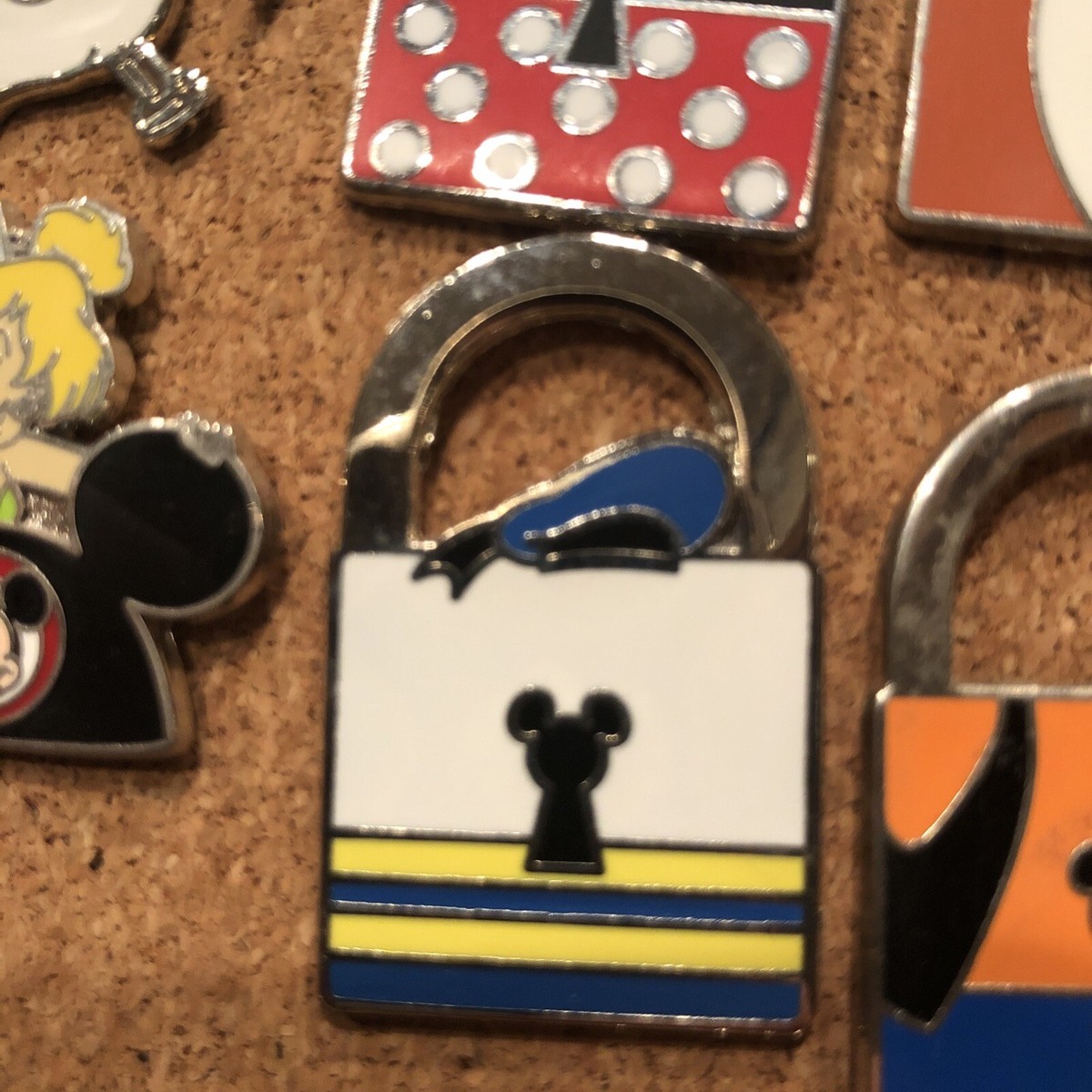 ドナルドダック PIN DISNEY 2013 Donald Duck Lock Key Limited Edition 97132