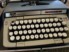 Smith Corona Classic 12 SCM Portable Typewriter w/ Carrying Case