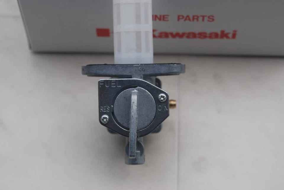 Genuino Kawasaki GPZ750 Fuel Cock Petcock paso 44 mm Foto 2 de 3