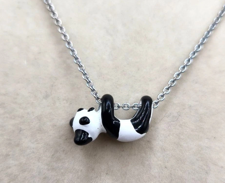 Colgante con cadena de oso panda blanco y negro esmaltado Foto 3 de 3