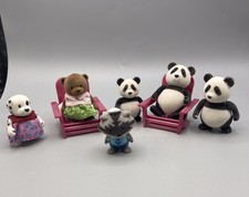 Li'l Woodzeez Lote 6 Figuras Panda Familia Bobble Mapache, 2 Tumbonas Muebles