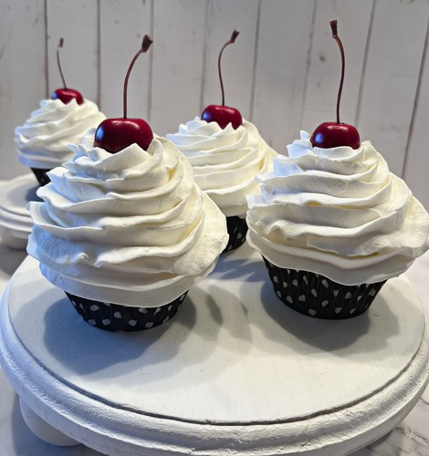 DEZICAKES Fake Cupcakes Vanille Kunstfutter 3er Set Uni Vanille Cupcakes - Bild 6 von 9