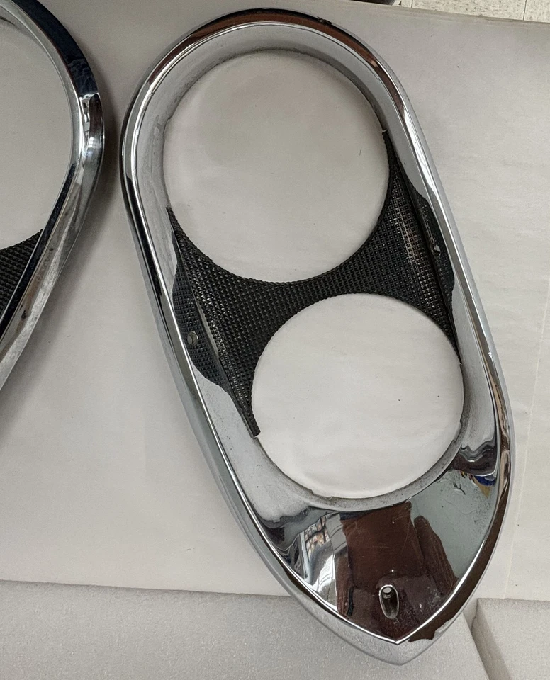 1961-1962 Chrysler 300 Newport левая и правая отделка ободка фары 1904434. - Изображение 4 из 4