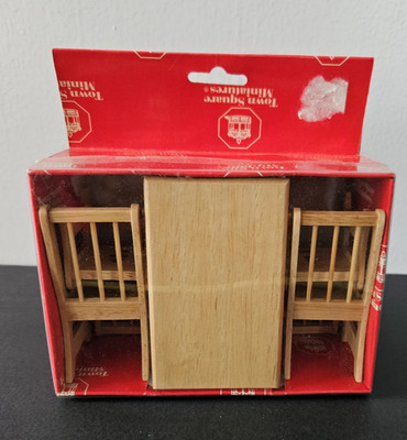 Town Square Miniatures Dollhouse Wooden Table /4 Chairs 1:12 Scale Light Wood