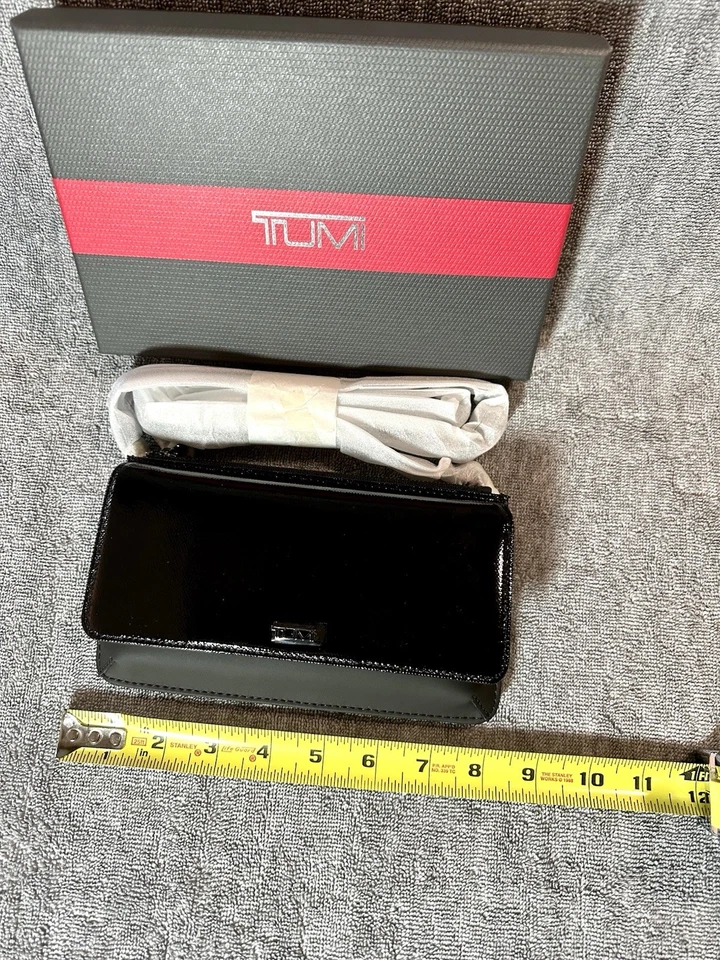 全新带盒 Tumi Belden 黑色漆皮斜挎包/手拿包/钱包 MSRP $195 — 第 2/4 张图片