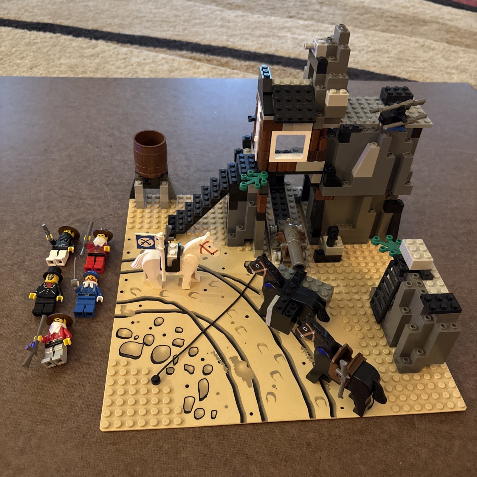 Lego 6761 - Bandit's Secret Hide-Out With Minifigures